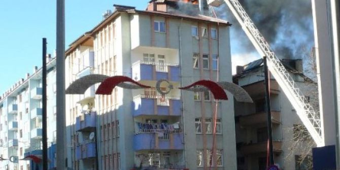 Kastamonu’da Apartman Çatısı Alev Alev Yandı