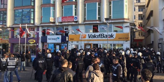 Hopa’da İzinsiz Gösteriye Polis Müdahale Etti
