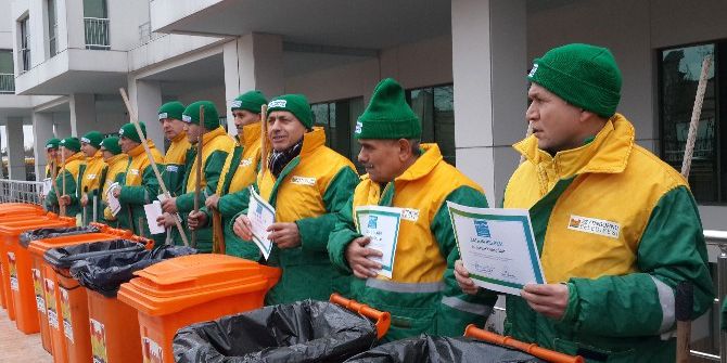 Eğitimli Çöpçüler Mezuniyetlerini Süpürge Ve Kovalarıyla Kutladı