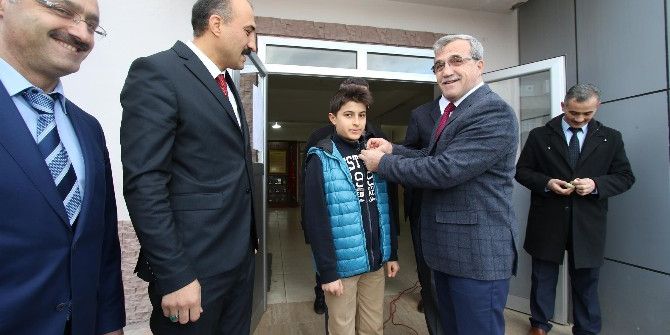 Başkan Akcan’dan Teog Birincisine Ödül