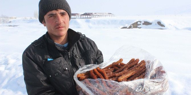 Köy Köy Gezerek Tatlı Satıyor