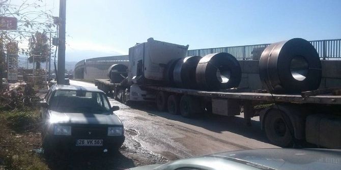 Tıra Çarpan Tırın Sürücüsü Yaralandı