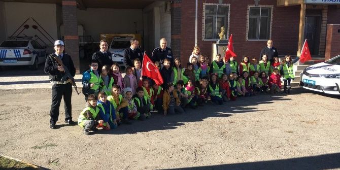 Öğrencilerden Polise Moral