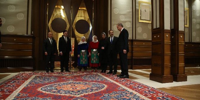 Cumhurbaşkanı Erdoğan’ın Makam Odasını Uşak Halıları Süsleyecek