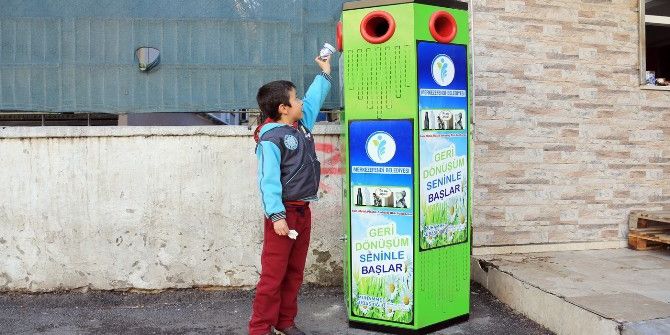 Merkezefendi’de ‘Biz Çöp Değiliz’ Geri Dönüşüm Kutuları Dağıtıldı