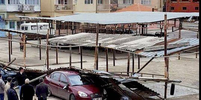 Söke’de Fırtına Pazaryerinin Çatısını Uçurdu
