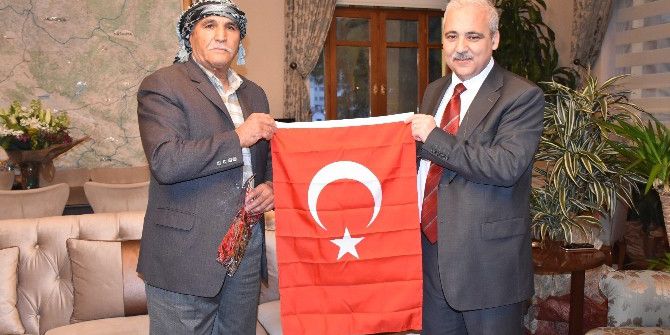 Gürle Sakinlerinden Vali Güvençer’e Türk Bayrağı