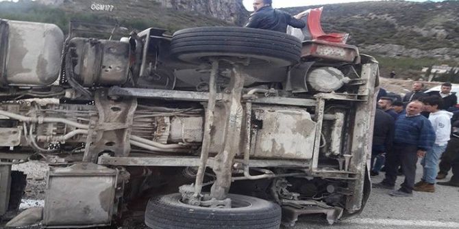 Kum Yüklü Kamyon Devrildi: 1 Yaralı