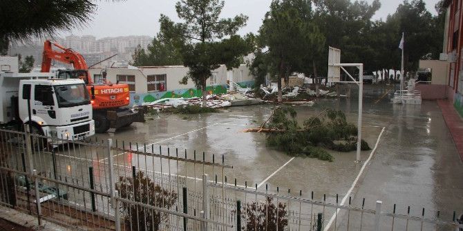 Kuşadası’nda Okulun Çatısı Uçtu, 1 Çocuk Hafif Yaralandı