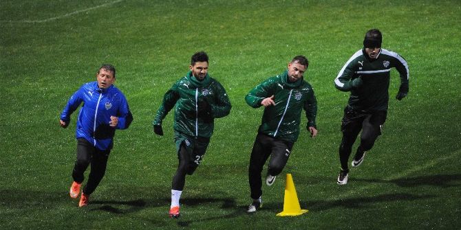 Bursasporlu Futbolcular Su Üstünde Şov Yaptı