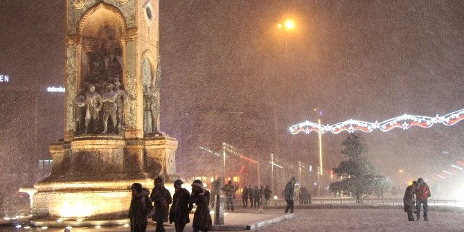 Kar Yağışı Taksim Meydanı’nı Beyaza Bürüdü
