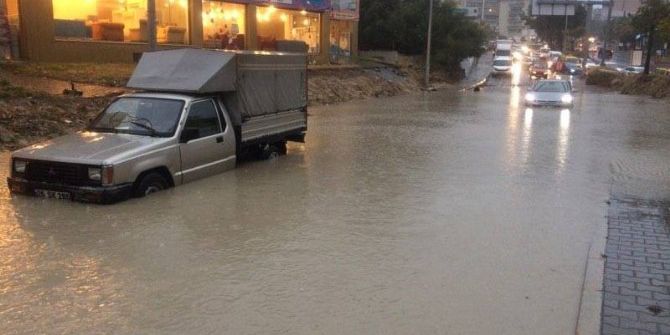 Kuşadası’nda Caddeler Göle Döndü