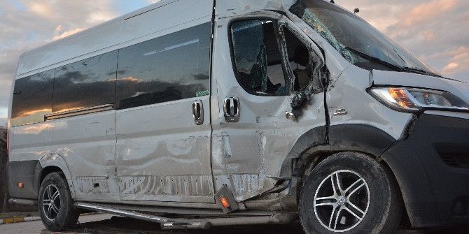 Öğrenci Servisi İle Kamyon Çarpıştı: 5 Yaralı