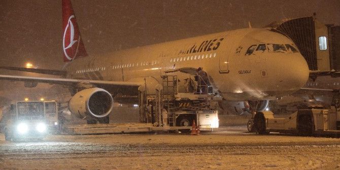 İstanbul’da Hava Trafiğine Kar Engeli