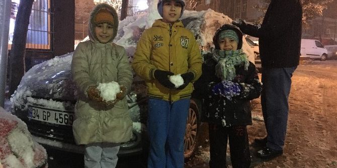 İstanbul’da Çocuklar Kar Yağışının Tadını Çıkardı