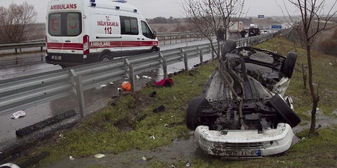 Buzlanmayla Gelen Kaza: 3 Yaralı