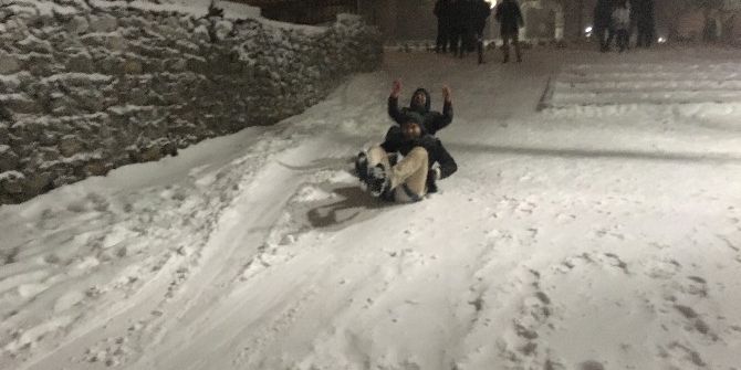 Beyaza Bürünen Çamlıca Tepesi’nde Vatandaşlar Karın Keyfini Çıkardı