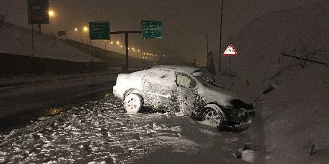 Gece Saatlerinde Etkili Olan Kar Yağışı Sürücülere Zor Anlar Yaşattı