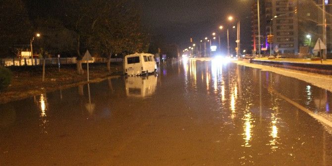 Yağış Nedeniyle Aydın-izmir Karayolu Trafiğe Kapandı