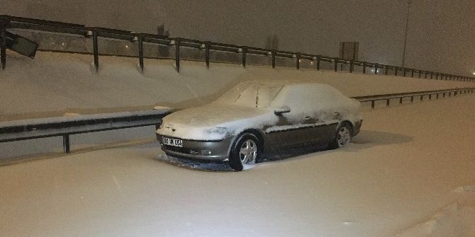Tem Otoyolu’nda Mahsur Kalan Sürücüler Kurtarılmayı Bekliyor