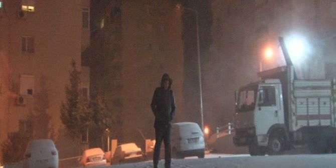 İzmirli Vatandaş Kar Yağışını “İlginç” Diye Yorumladı