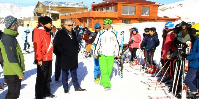 Vali Toprak Minik Kayakçıları Ziyaret Etti