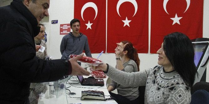 Buca Belediyesi Bayrak Dağıttı, Vatandaşlar Akın Etti