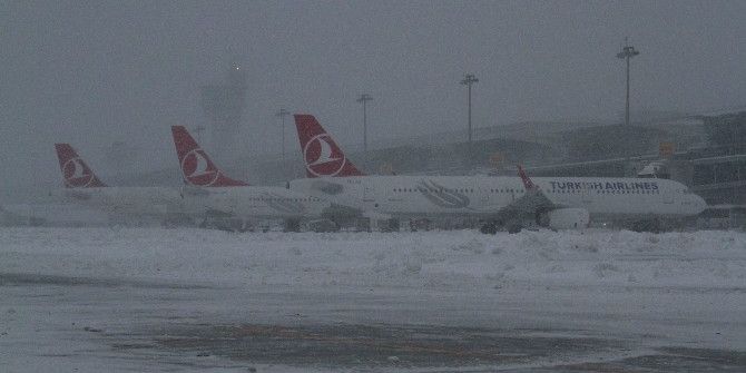 Atatürk Havalimanında Karla Mücadele Devam Ediyor