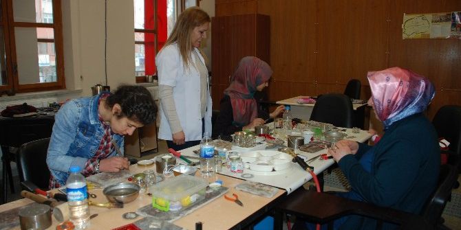 Diyarbakırlı Kadınlar Gençlik Ve Kültür Evinde Sanat Öğreniyor