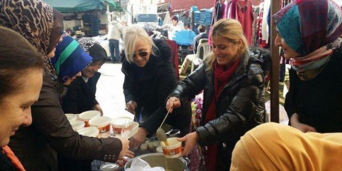 Ak Partili Kadınlar Pazarcı Esnafına Sıcak Çorba Dağıttı