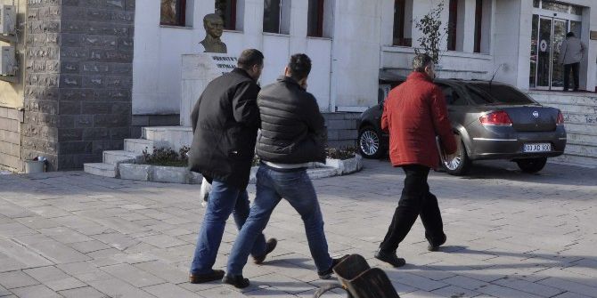 Yüzüne Biber Gazı Sıktığı 80 Yaşındaki Kadını Gasp Etti