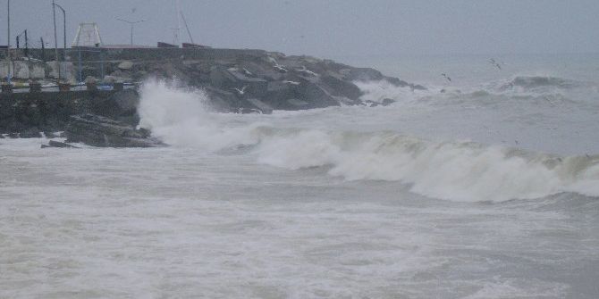 Karadenizde Dev Dalgalar Sahilleri Dövüyor