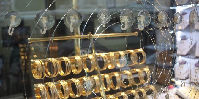 Camı Kıramayan Soyguncular Altınları Çalamadı