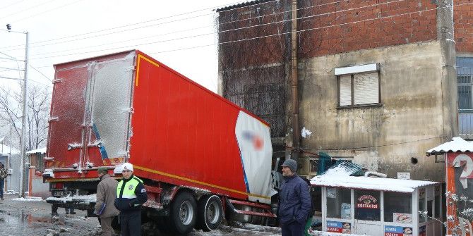 Manisa’da Tır Kahvehaneye Daldı: 1 Yaralı