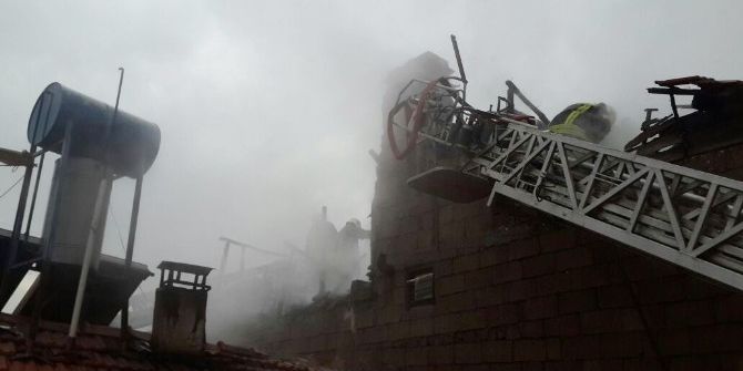 Çatı Yangını Korkuttu