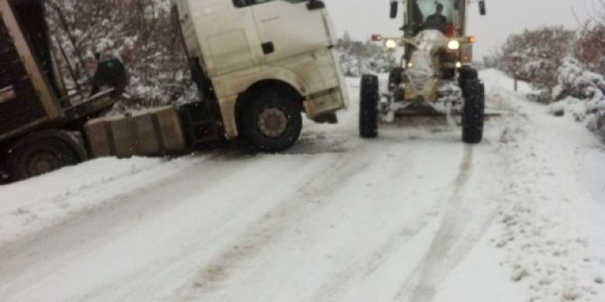 Yoldan Çıkan Tır Bilecik-bursa Karayolunun Tek Şeritten İlerlemesine Neden Oldu