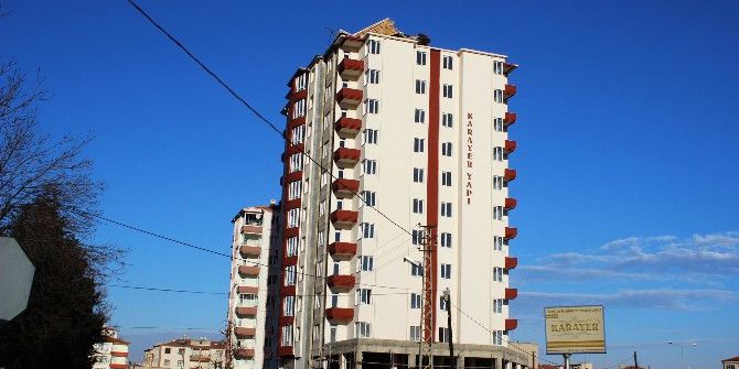 Şiddetli Rüzgar Heykeli Devirdi, Çatıları Uçurdu