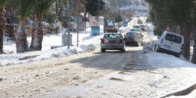 Tatil Kenti Foça’da Kar Kalınlığı 20 Santim