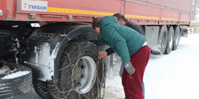 Kar Yağdı, Sürücüler Yollarda Mahsur Kaldı