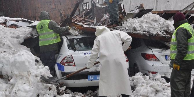 Çöken Çatı Altında Kalan Emniyet Araçları Çıkarıldı