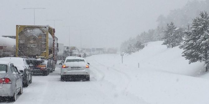 Bolu Ankara Karayolunda Kar Nedeniyle Ulaşım 1 Saat Durdu