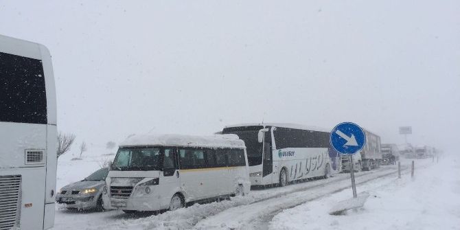 Bursa-izmir Yolu 4.5 Saattir Kapalı, Konvoy 40 Kilometreye Ulaştı