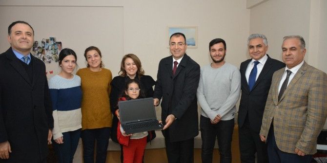 Şehit Çocuklarına Bilgisayar Hediye Edildi