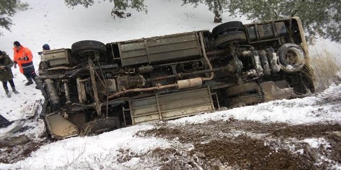 Bursa’da Halk Otobüsü Kar Sebebiyle Takla Attı