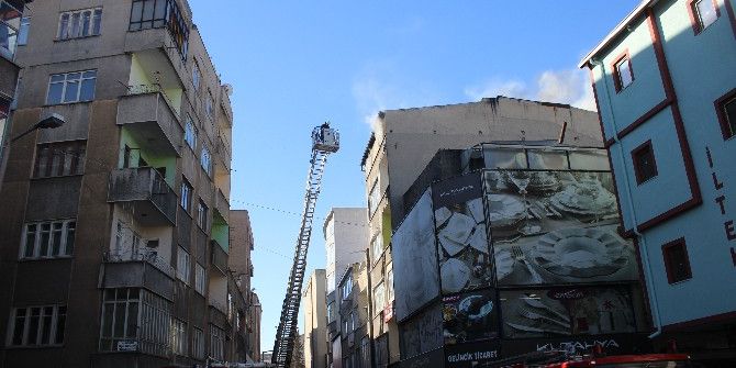 Tekstil Atölyesinde Çıkan Yangın Paniğe Neden Oldu