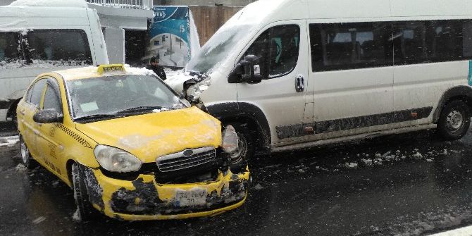 Karda Kalan Taksi Şoföründen İlginç Yöntem