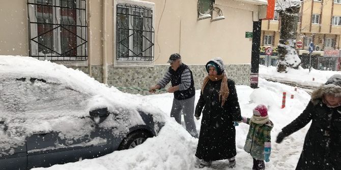 Bursa’da Devrilen 2 Ağaç 2 Araca Hasar Verdi
