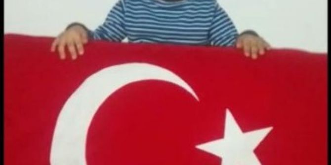 6 Yaşındaki Alp, Vatan Sevgisini Şarkı Söyleyerek Dile Getirdi