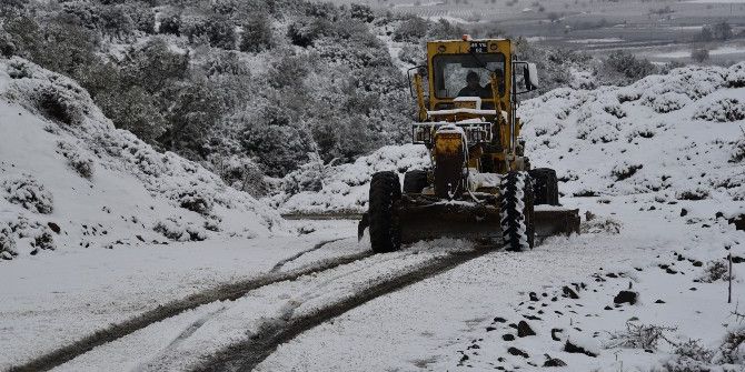 Yunusemre’de Kar Mesaisi Sürüyor