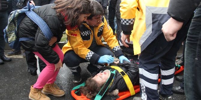 Yolun Karşısına Geçmeye Çalışan Öğrenciye Otomobil Çarptı